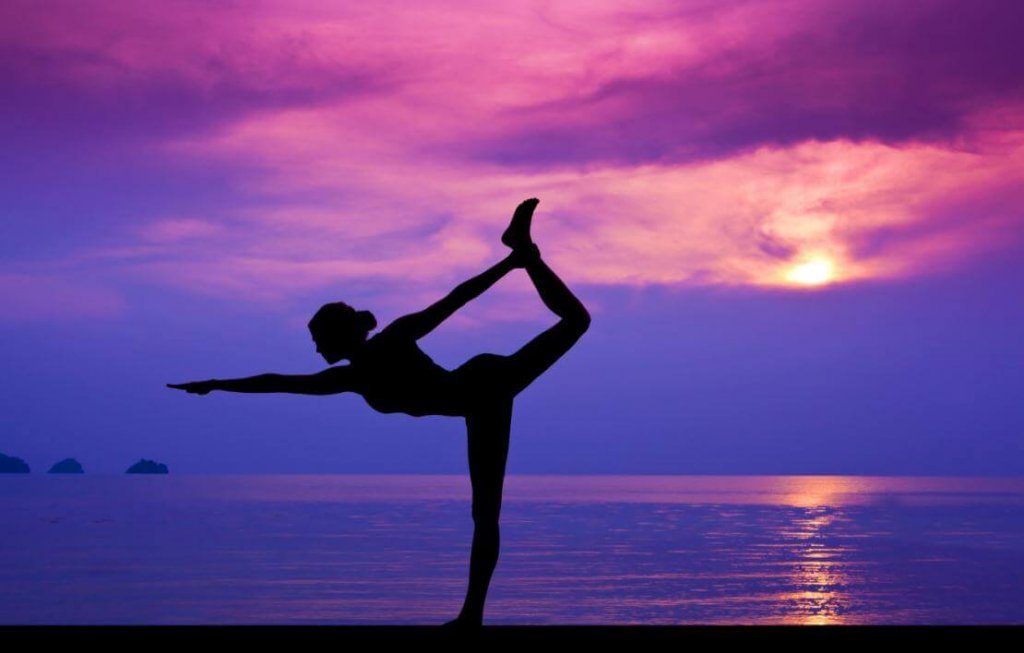 mujer-haciendo-yoga-en-la-playa-1024x653
