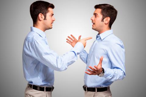 Causas del diálogo interno negativo: por qué nos hablamos mal